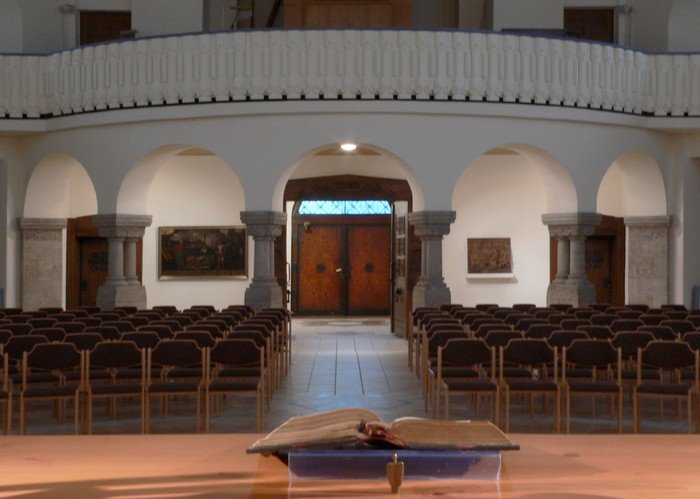 Blick über den Altar in den neugestalteten Innenraum