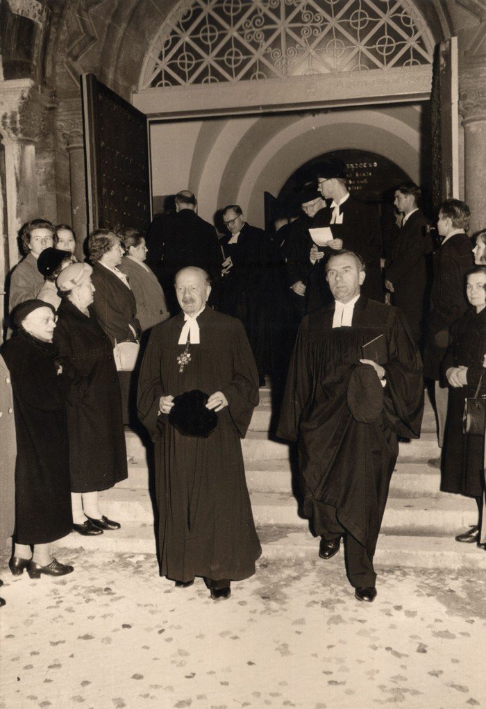 Bischof Dibelius zusammen mit Pfarrer Borchers beim Verlassen der Hochmeisterkirche.