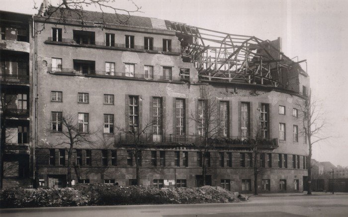 Am 14.2.1944 wird das Gemeindehaus und dabei besonders die Etagen mit den Pfarrwohnungen schwer getroffen.