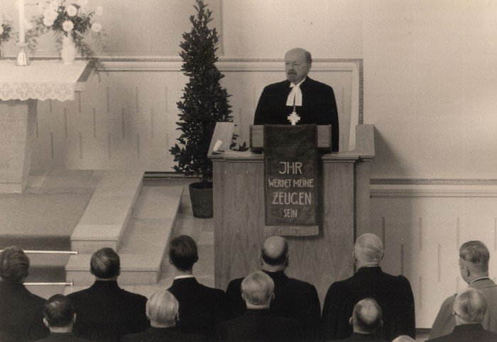 Reformationtag 1958: Die Predigt im Gottesdienst zur Wiedereröffnung hält Bischof Dibelius.