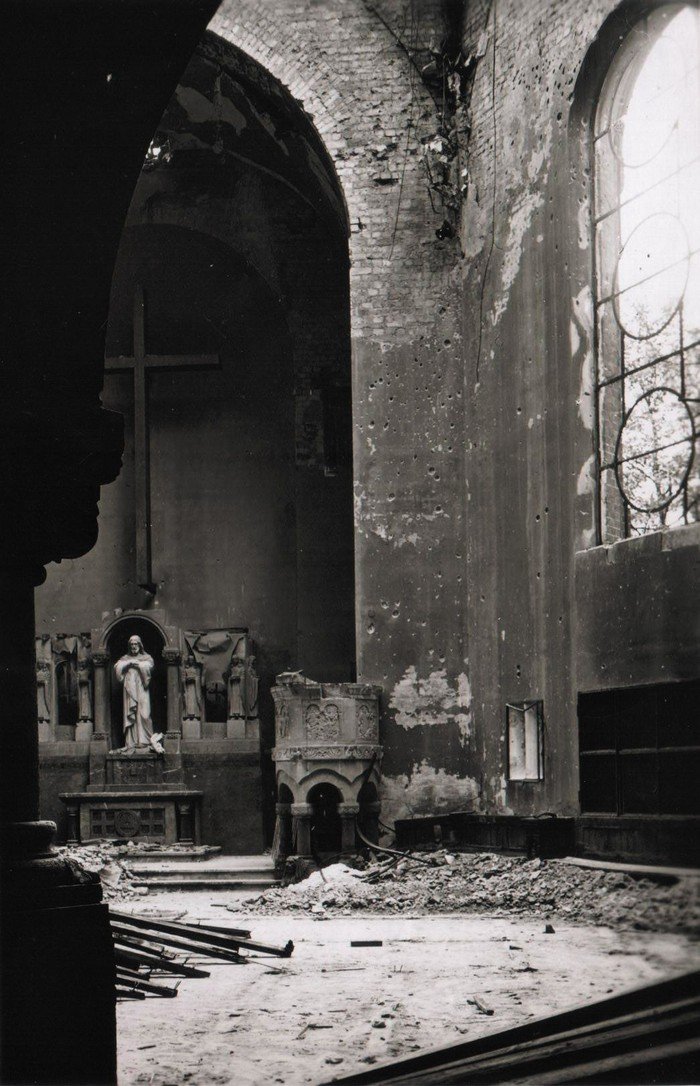 Blick in den zerstörten Altarraum