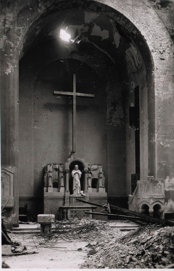 Nach schweren Luftangriffen gleicht die Kirche einem Trümmerfeld. Im Altarraum ist ein Loch in die Außenwand gerissen worden.